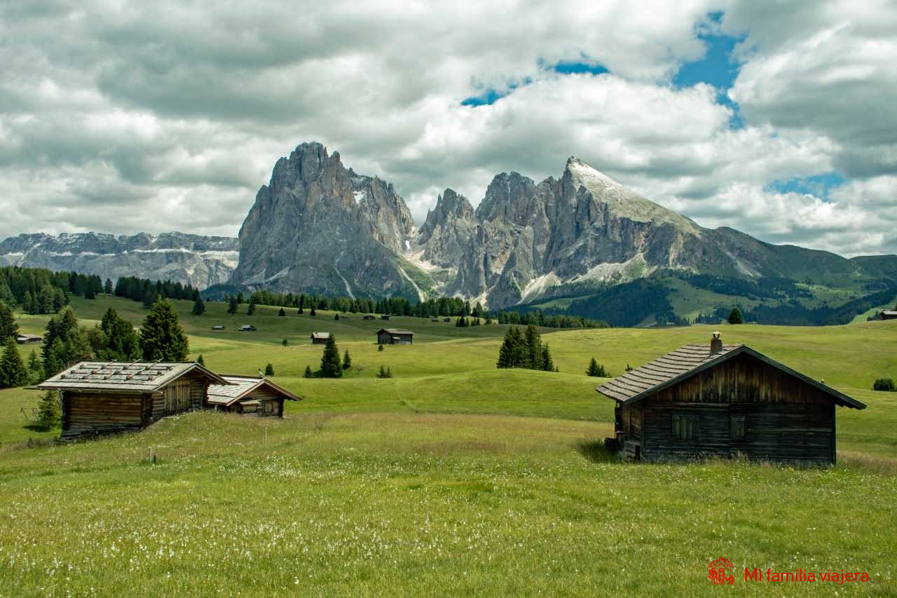 Pradera con cabañas de Alpe di Siusi