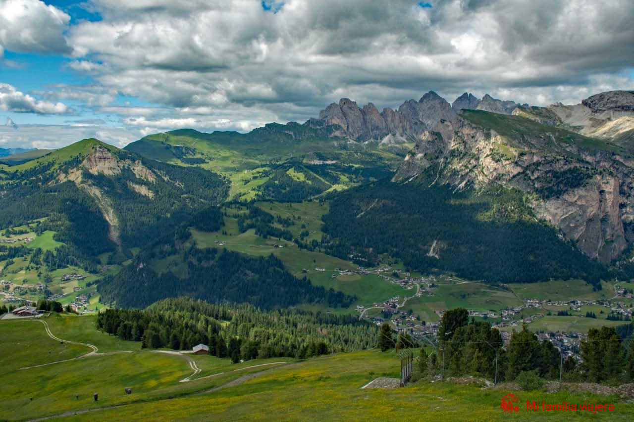 Panorámica del valle desde la estación superior del teleférico de Ciampinoi