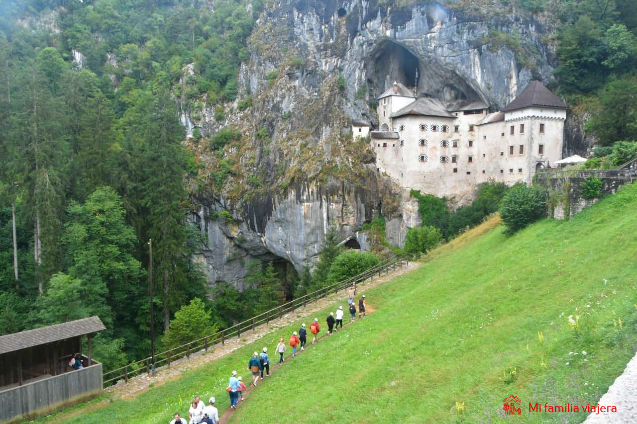 Excursión organizada a la Cueva que hay debajo del Castillo de Predjama