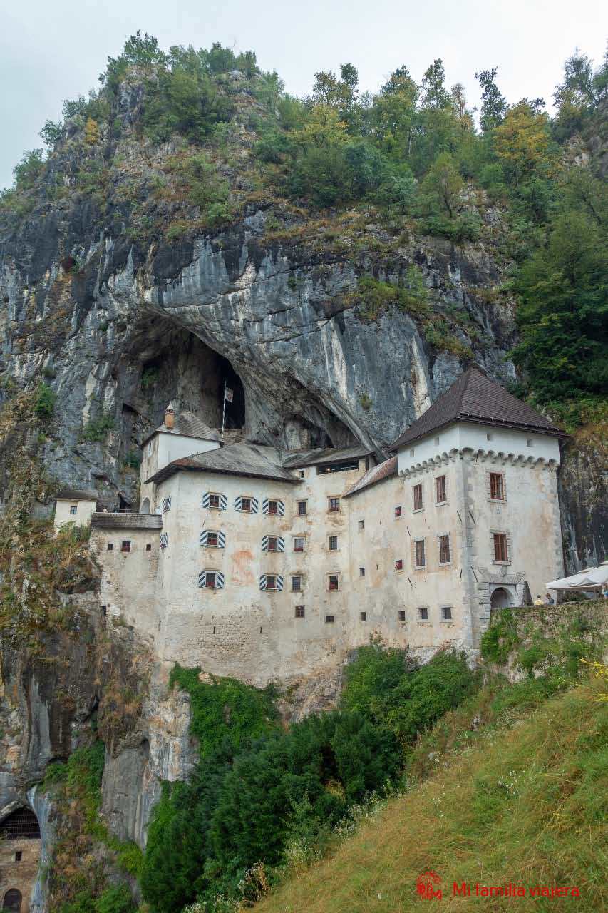 Castillo de Predjama enclavado en la roca