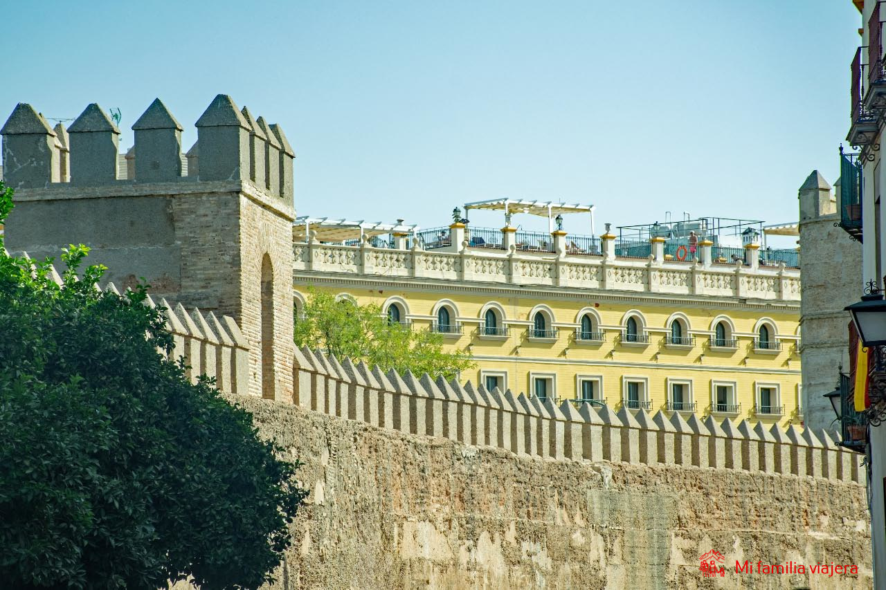 Muralla de Sevilla con el Parlamento de Andalucía al fondo