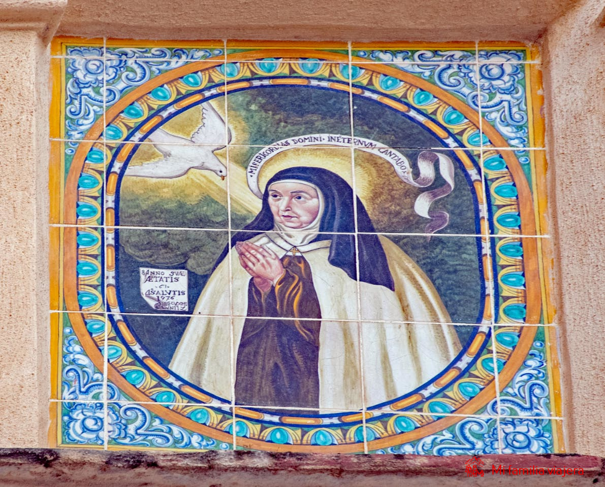 Imagen de Santa Teresa en el exterior del Convento de San José