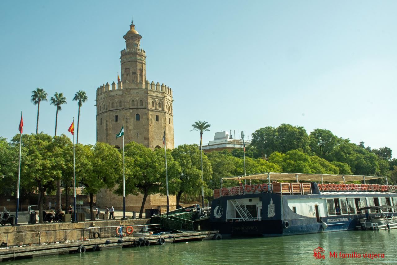 Embarcaciones que surcan el Guadlaquivir en el embarcadero Torre del Oro
