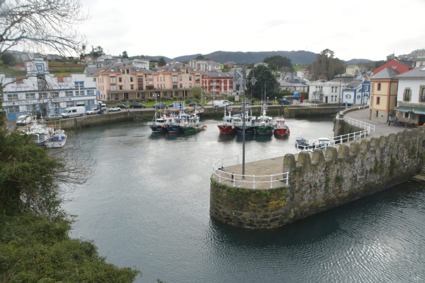 Panorámica del pueblo Puerto de Vega en la costa occidental asturiana