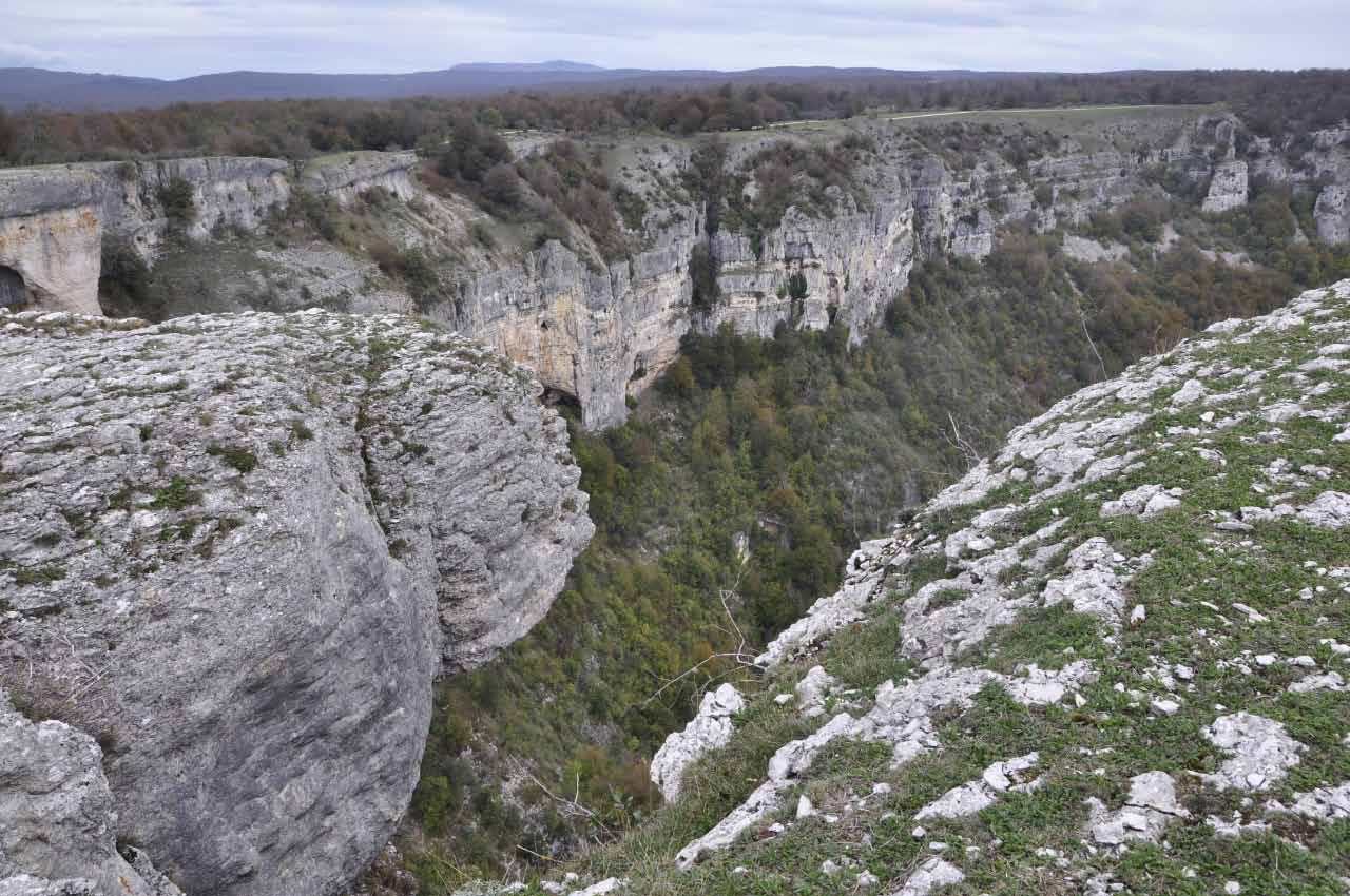 Paredes enhiestas del Balcón de Pilatos