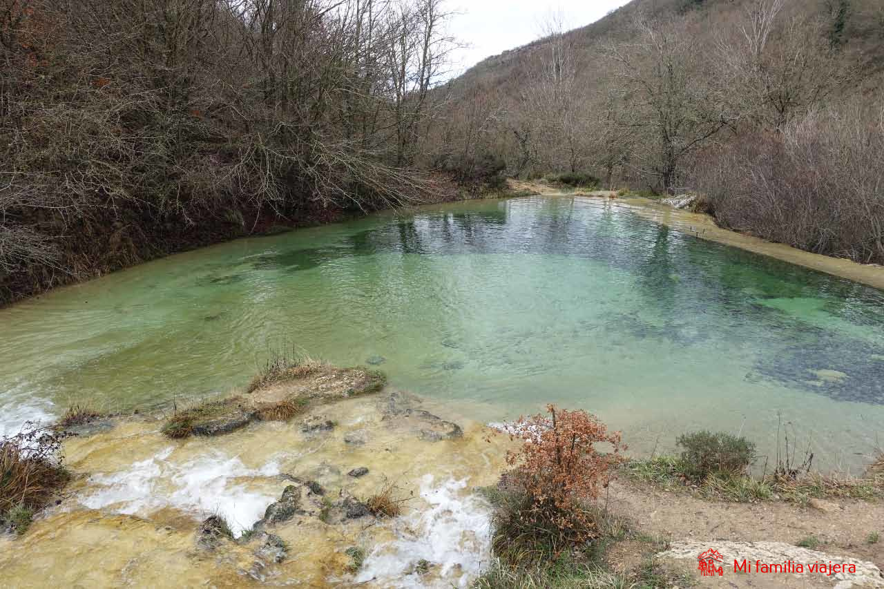 Aguas color turquesa de la cascada de Covalagua