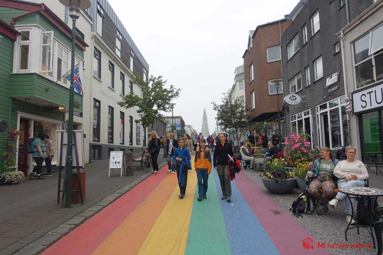 Colorida calle del Arco Iris, Skólavörðustígur, en Reikiavik.