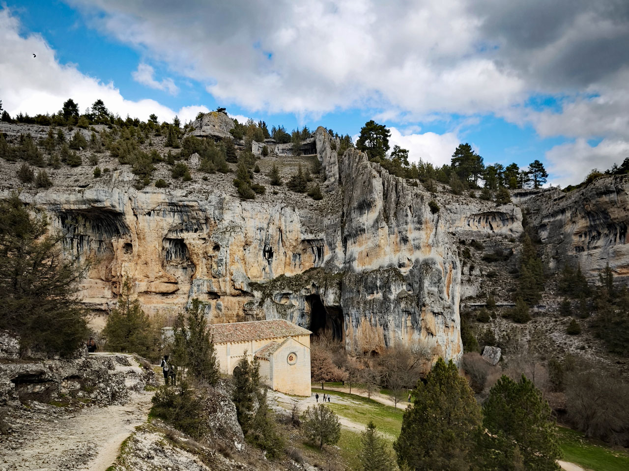 Cañón del Río Lobos con la ermita de San Bartolomé al fondo