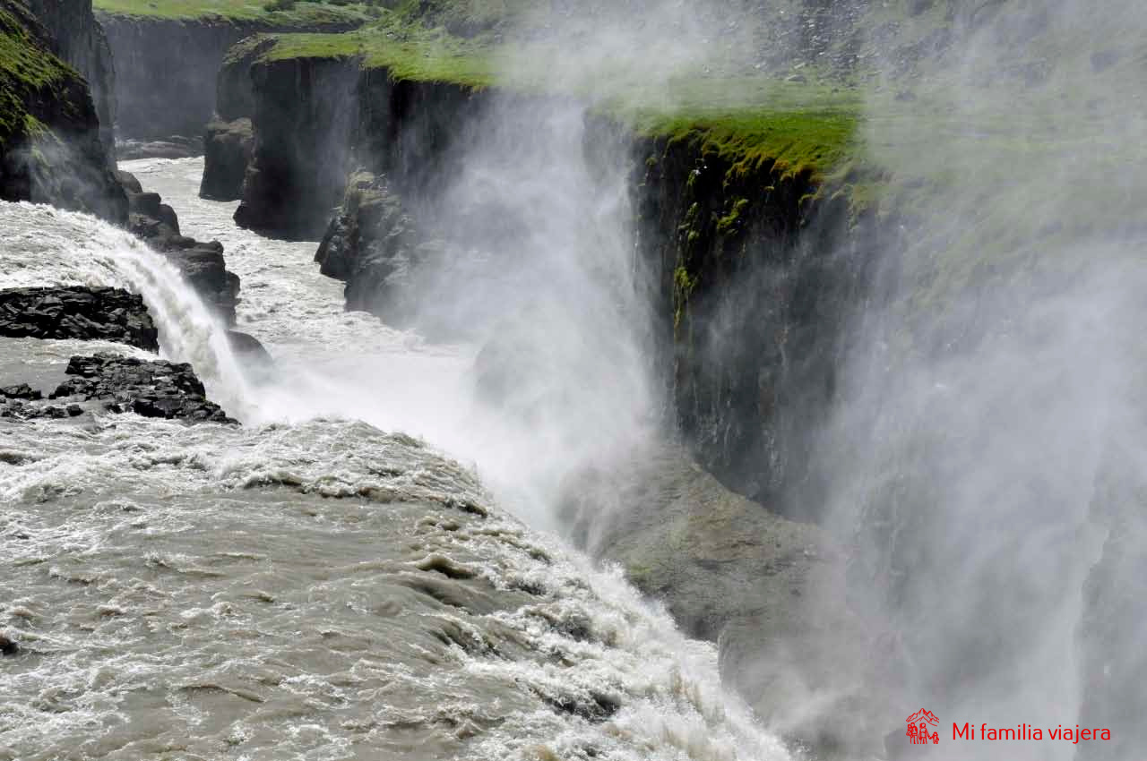 Salto de agua de Gullfoss en Islandia. Visita del Círculo Dorado