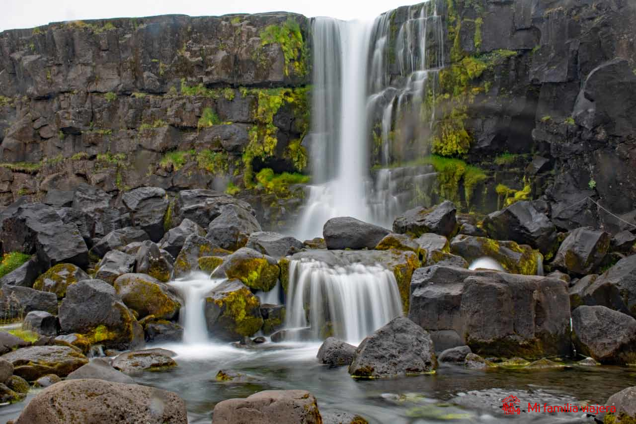 Cascada Öxarárfoss en el Parque Nacional Þingvellir en el Círculo Dorado