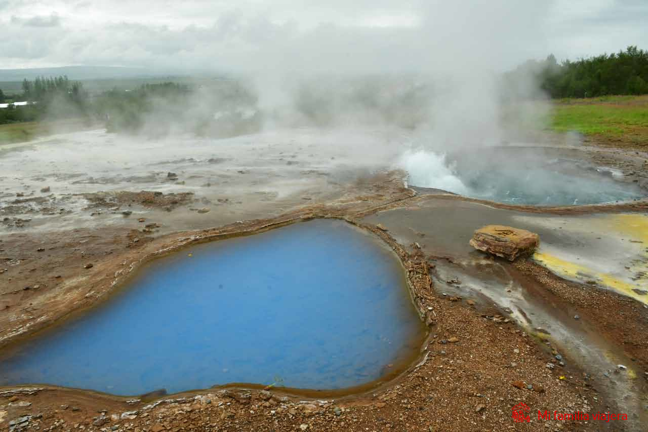 Actividad geotérmica en el valle de Haukadalur en Islandia