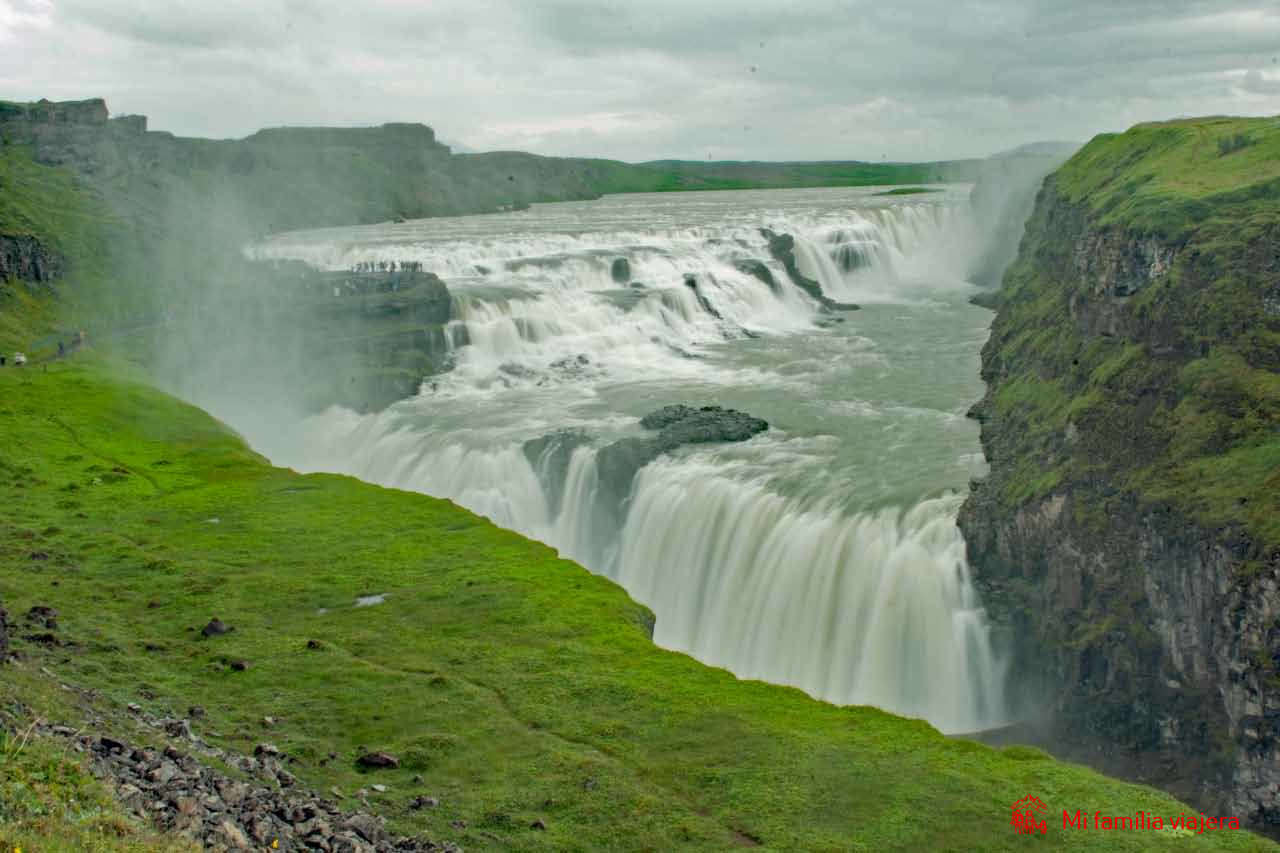 Espectacular cascada Gullfoss ("Catarata de Oro")