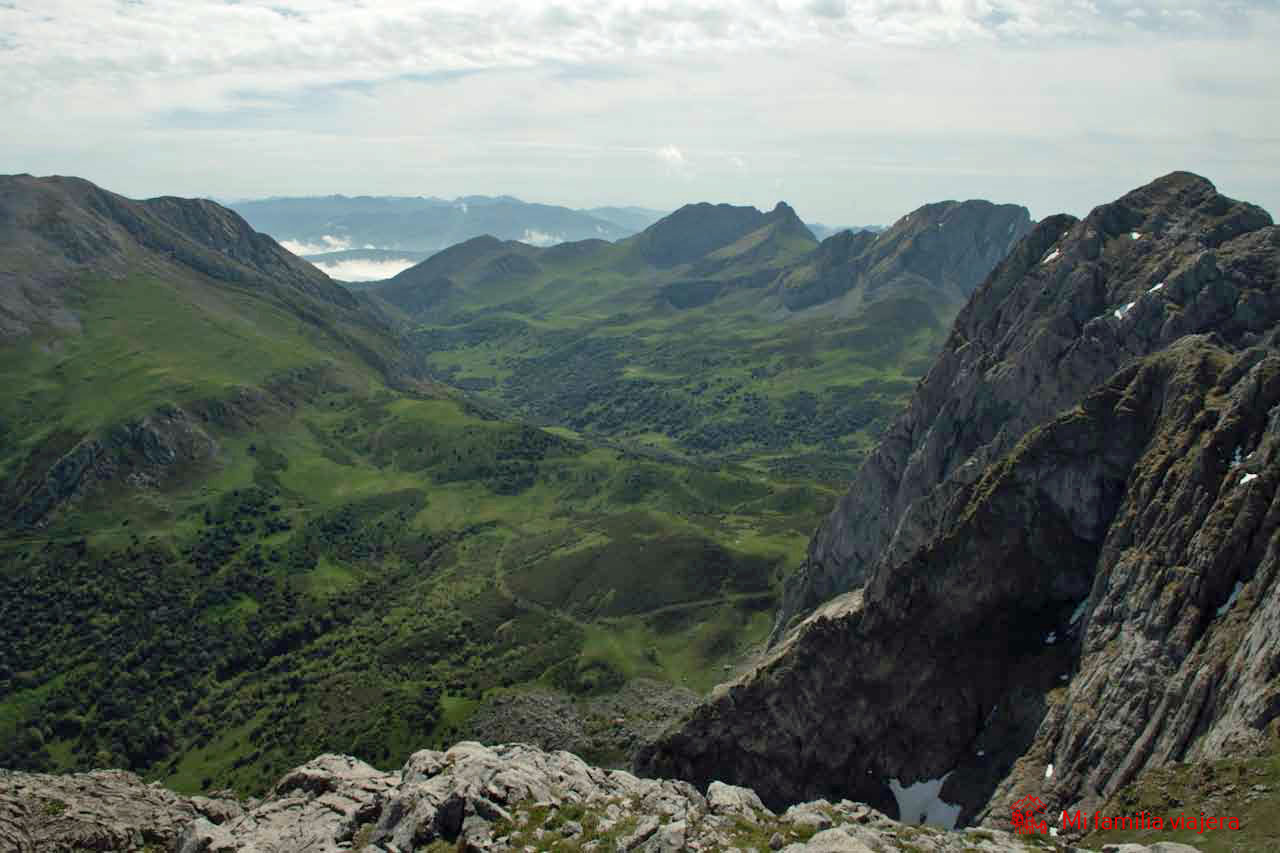 Vista panorámica del Parque Natural de Las Ubiñas-La Mesa y del Huerto del Diablo. 