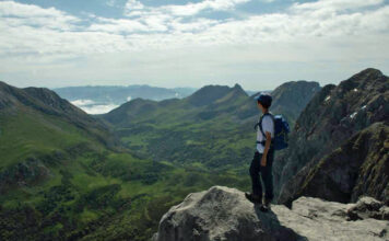 Ruta al pico del Huerto del Diablo Norte desde el Puerto de Ventana en el macizo de Ubiña Panorámicas desde la cima del pico Huerto del Diablo Norte en el Macizo de Ubiña