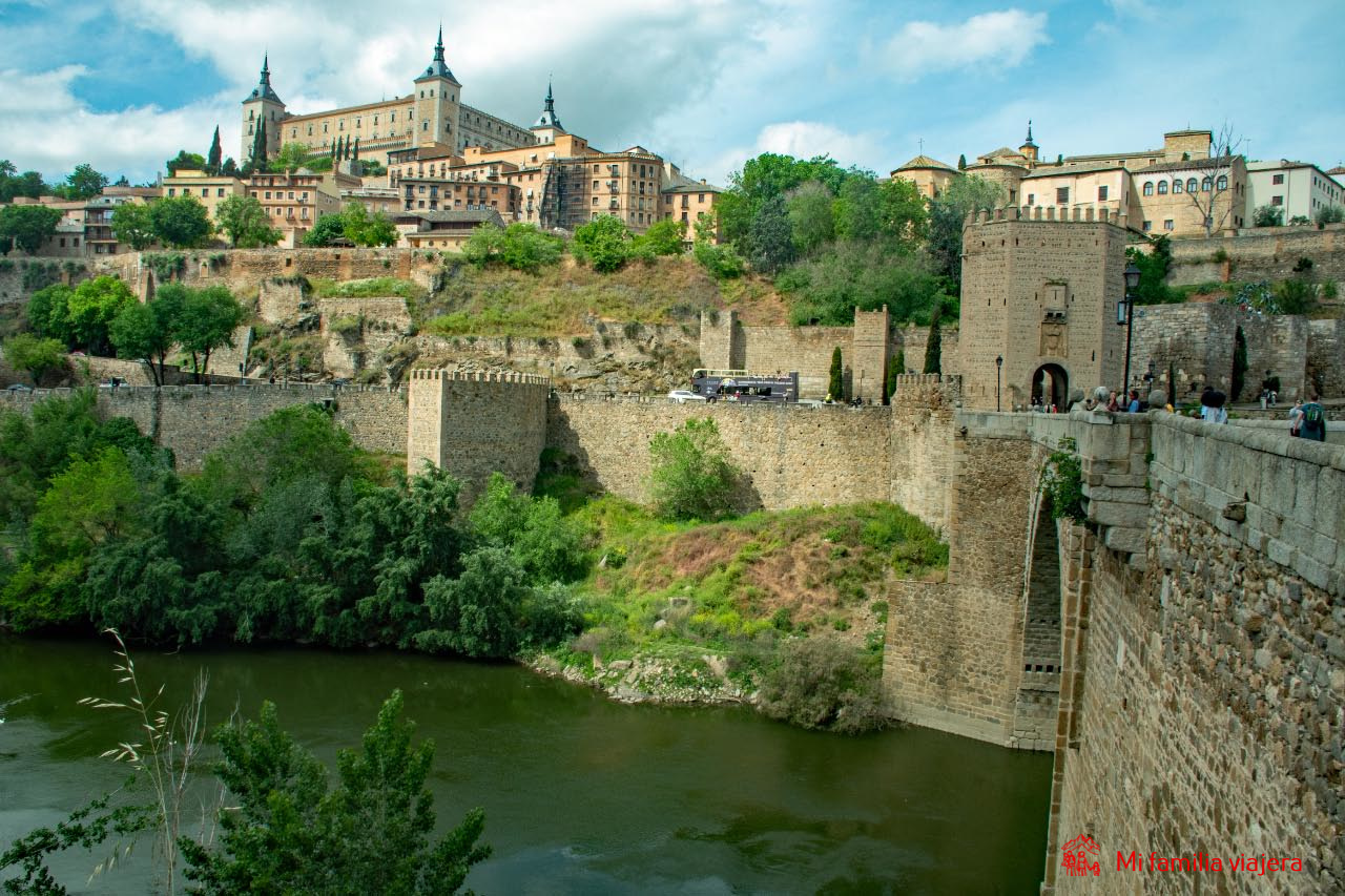 Vista del casco histórico de Toledo desde el puente de Alcántara