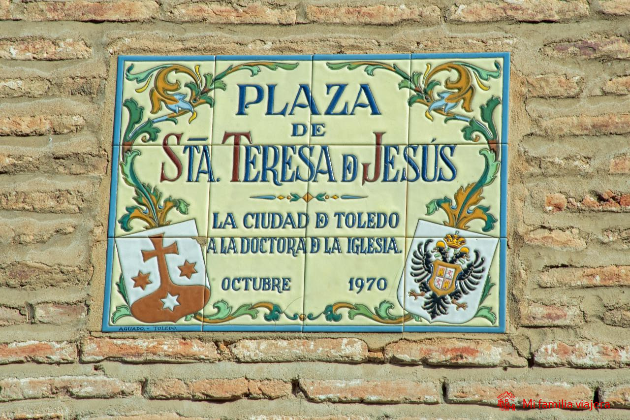 Placa de la plaza en la que se ubica el convento de San José (Carmelitas Descalzas), un enclave que ver en Toledo en la ruta teresiana