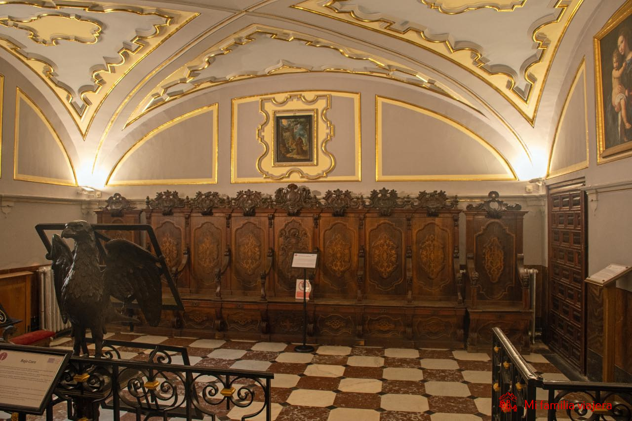 Interior de la iglesia del Real Colegio de Doncellas Nobles