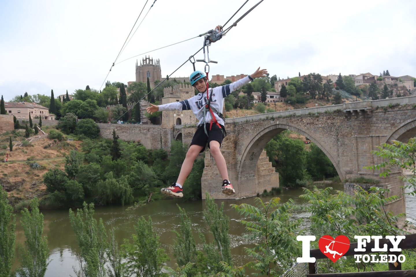 Experiencia outdoor de la tirolina Fly Toledo