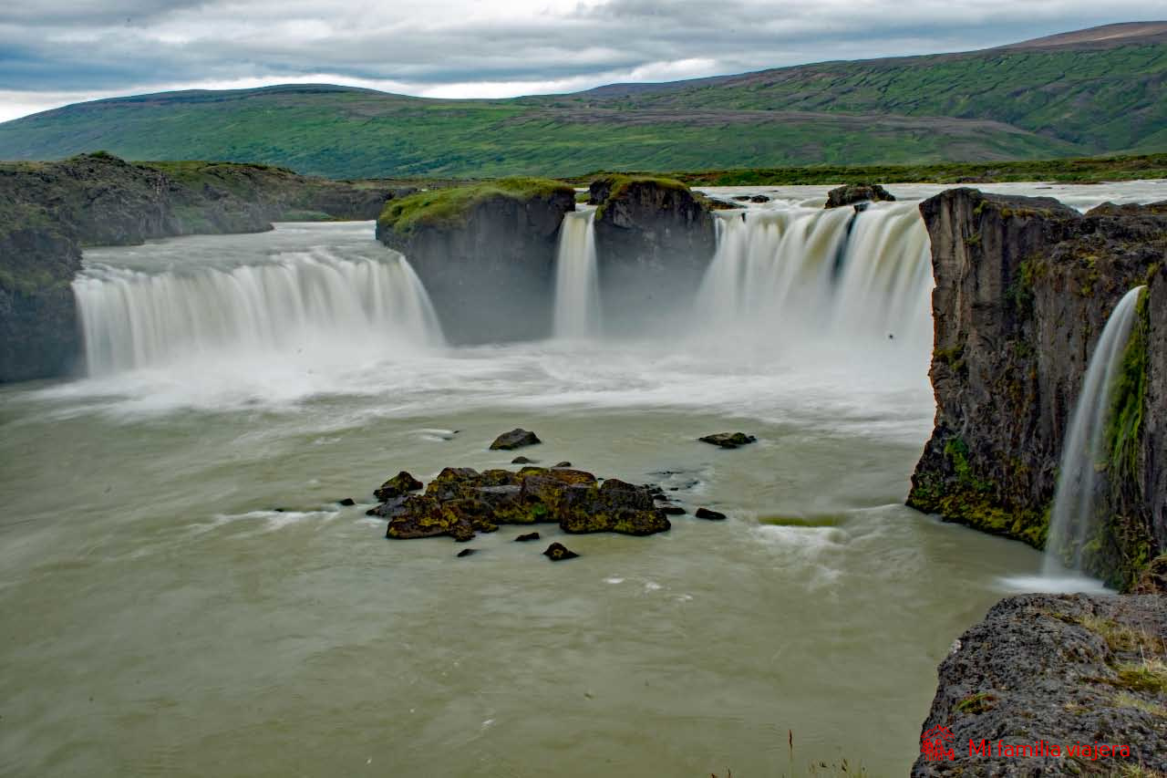 Salto de agua de Goðafoss en el círculo de Diamante