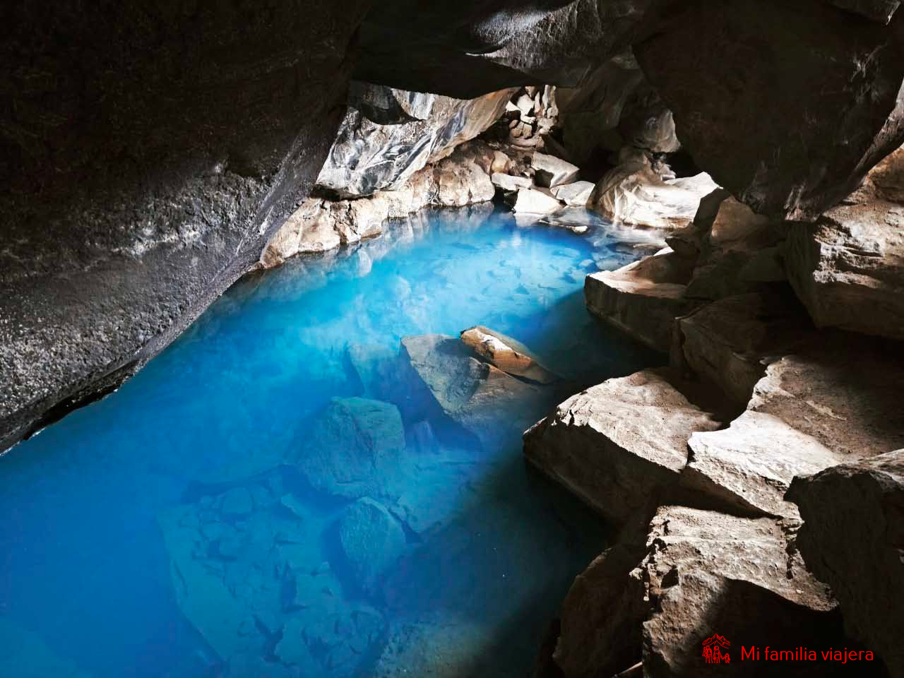 Cueva Grjótagjá en el Círculo de Diamante de Islandia