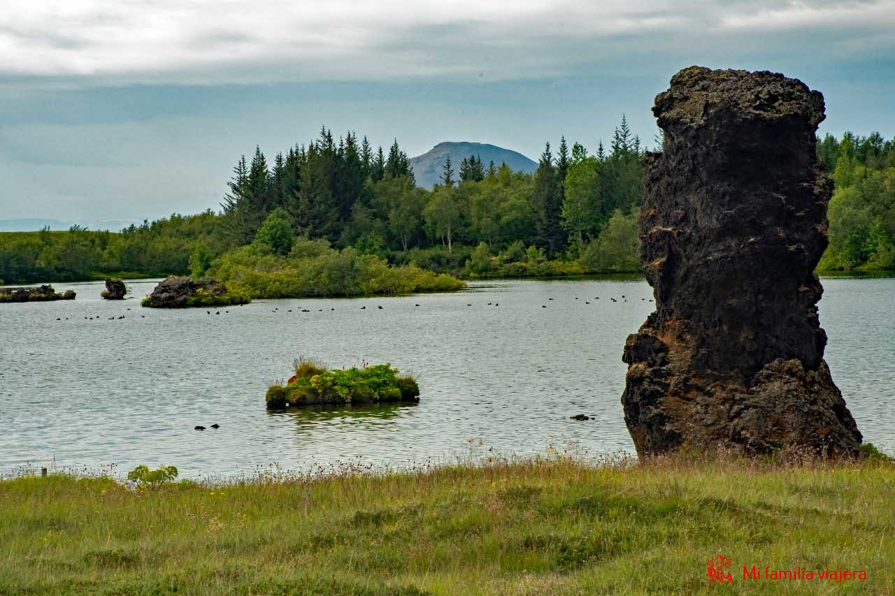 Lago Mývatn y las columnas de lava volcánica de Klasar