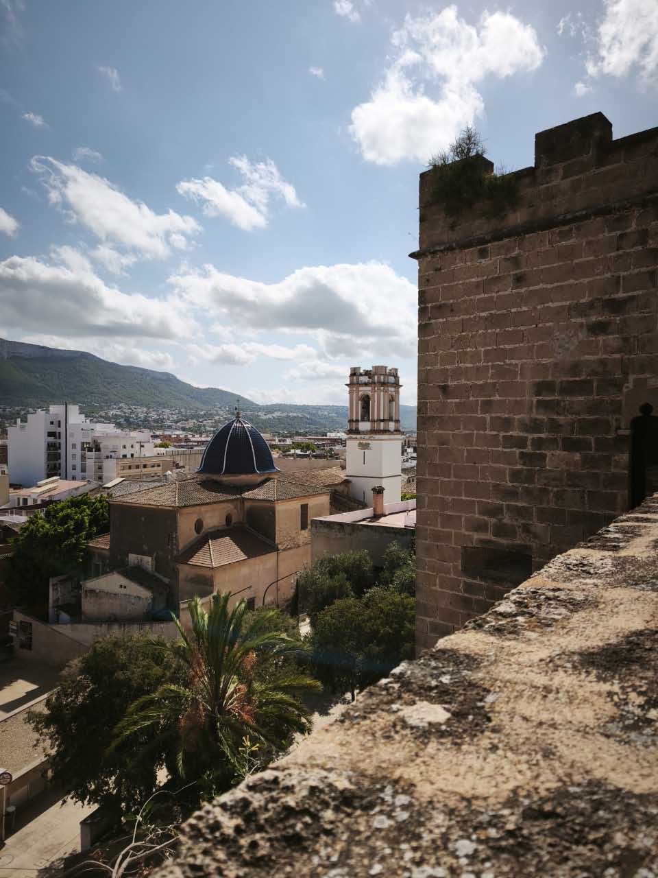 Cúpulas de la Iglesia de Nuestra Señora de la Asunción desde las murallas del Castillo de Dénia
