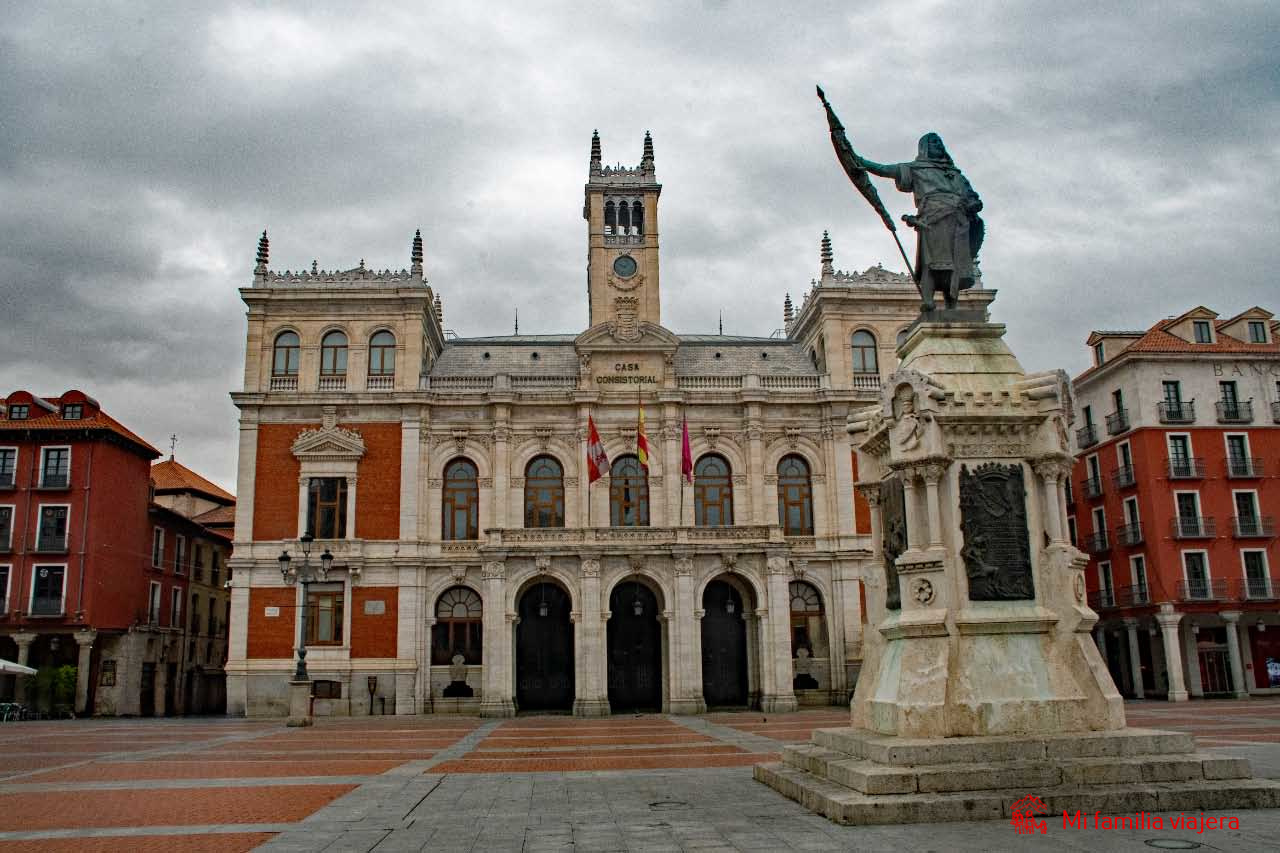 Estatua del conde Pedro Ansúrez y Ayuntamiento de Valladolid