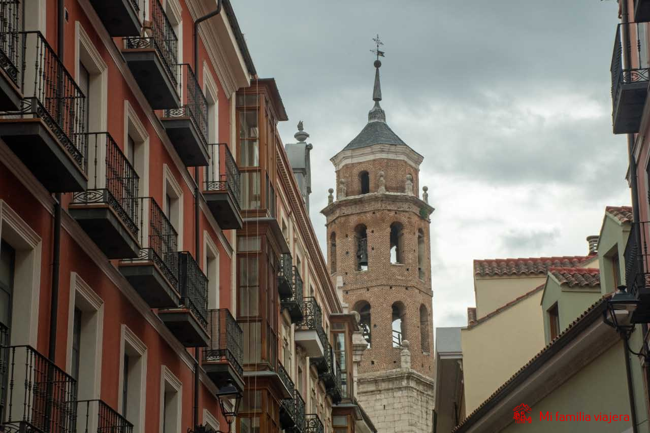 Centro histórico de Valladolid con la torre de la Iglesia del Santísimo Salvador  al fondo