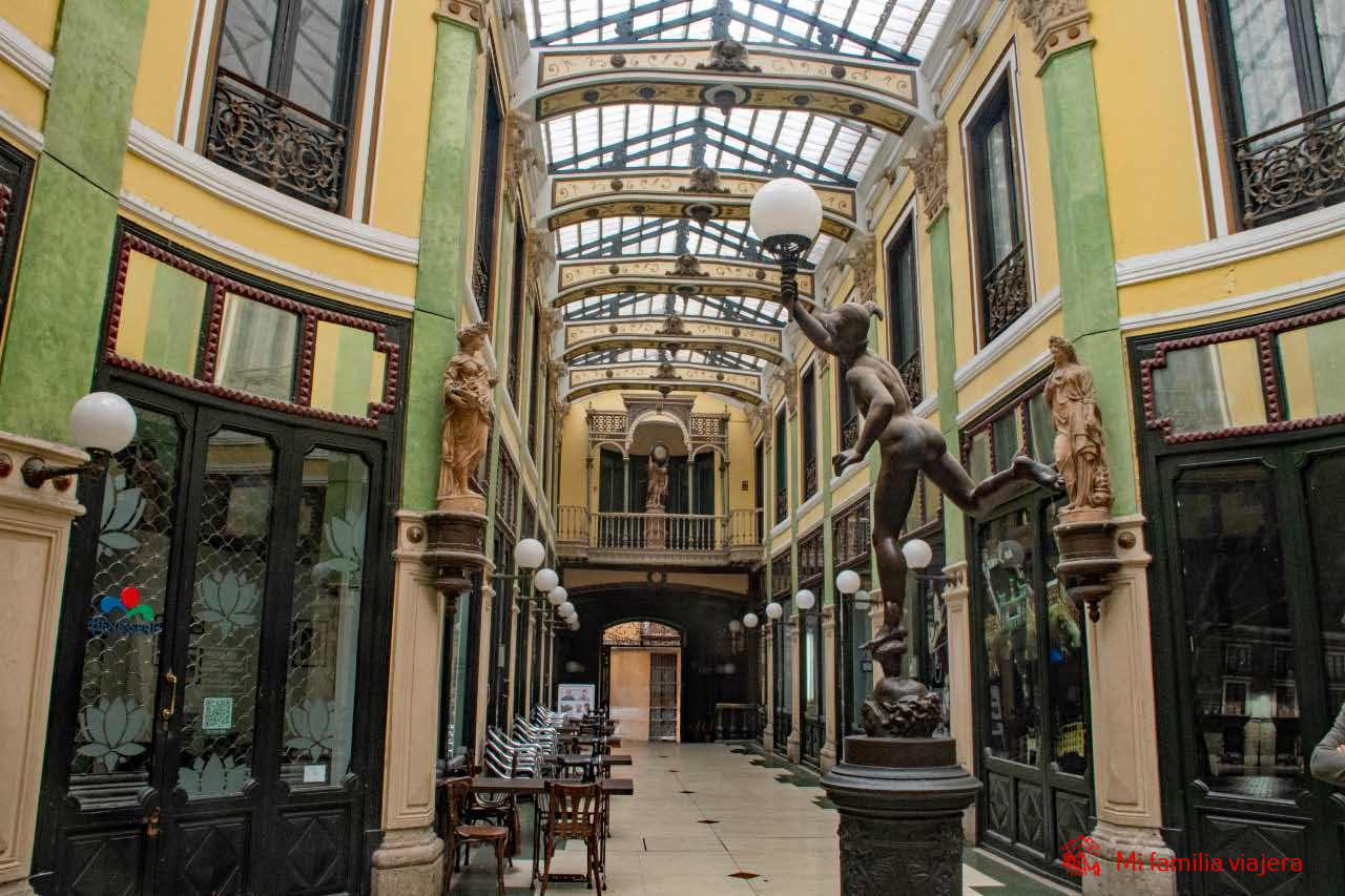 Estatua del rey romano Mercurio en el interior del Pasaje Gutiérrez 