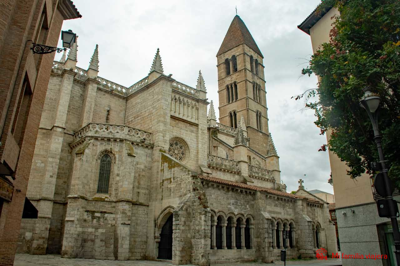 Exterior de la Iglesia de Santa María de la Antigua